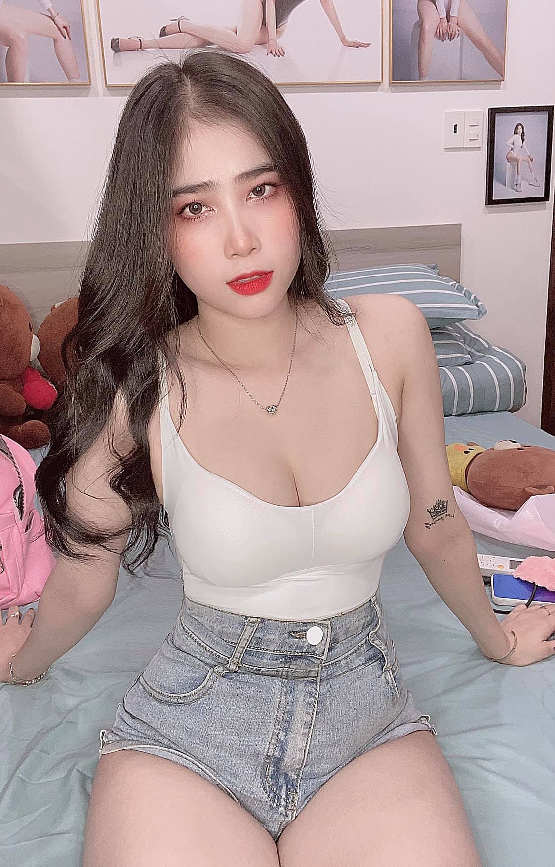 Facebook gái xinh Trang Anh sexy đẫy đà