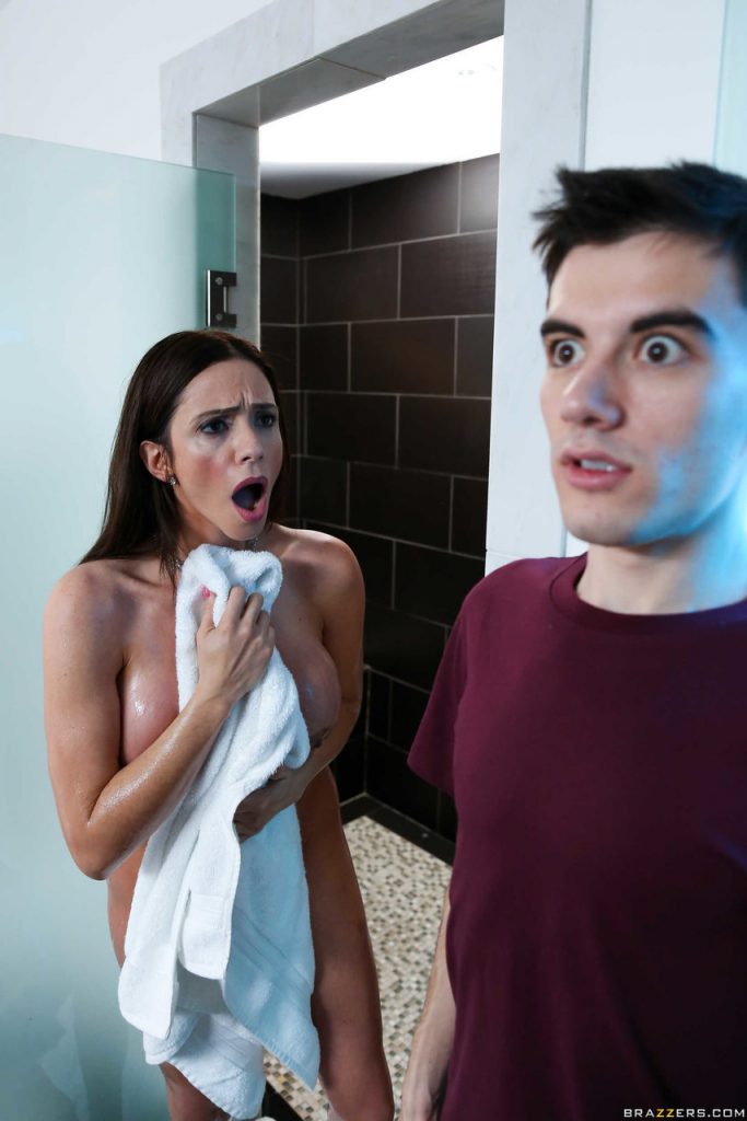 Con trai với mẹ kế chịch nhau trong nhà tắm