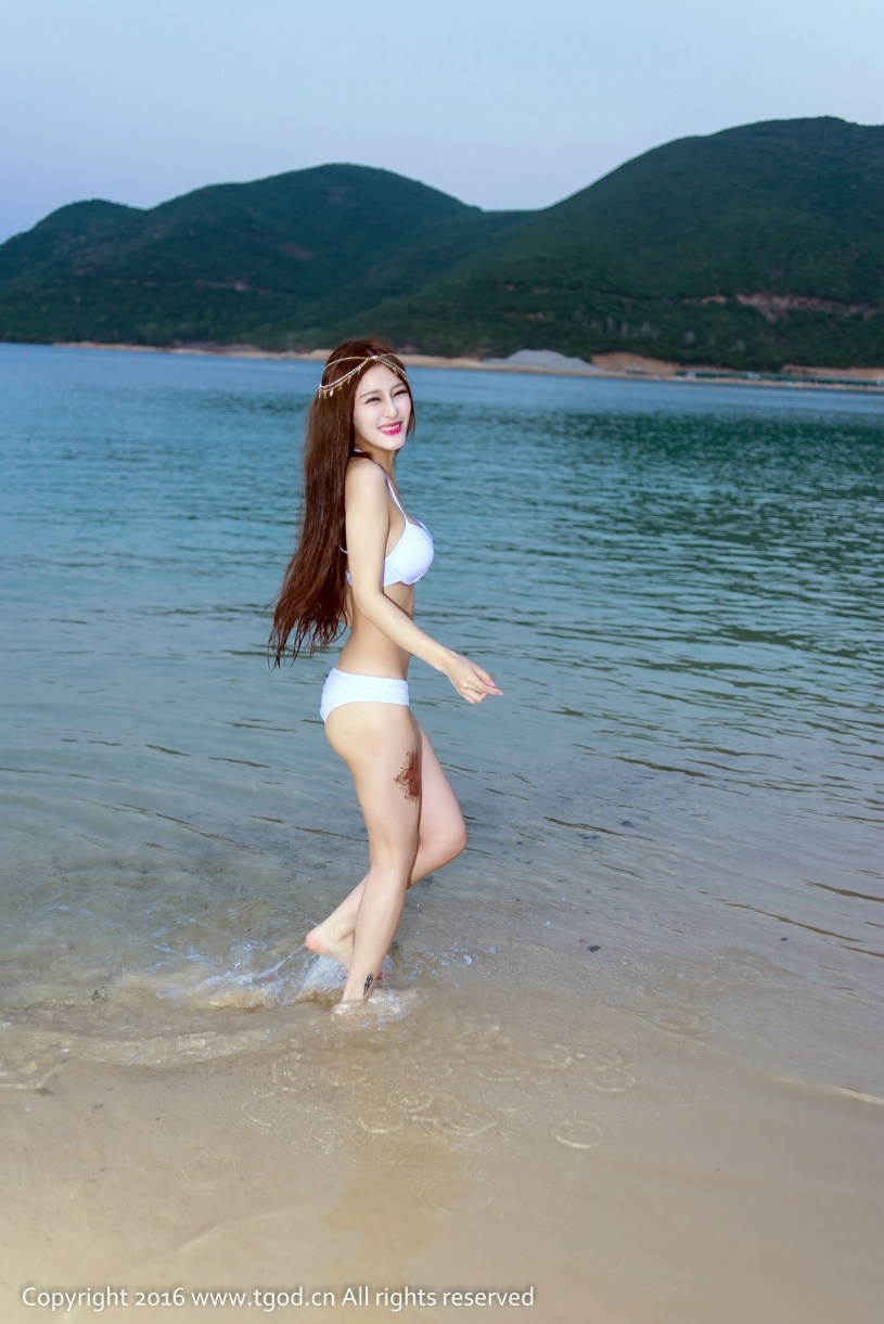 Abby Girl Wang Qiaoen chân dài khoe hàng bên bờ biển