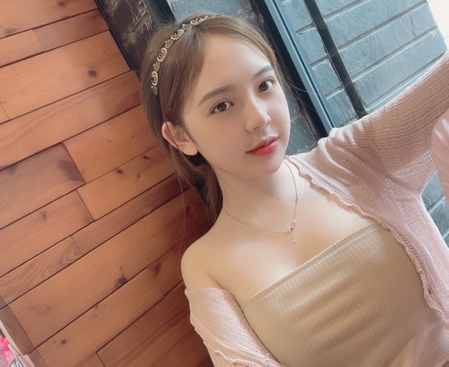 Hot girl Trần Huyền Châu đẹp mơn mởn ở tuổi 20