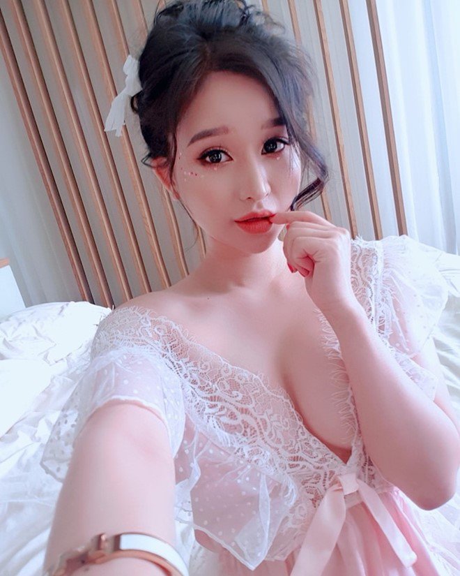 Nhật Vi hot girl đời đầu với body nóng bỏng