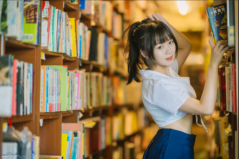 Nữ sinh khoe hàng tự sướng trong thư viện