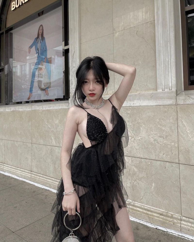 Streamer Linh Chichan thả rông nóng bỏng