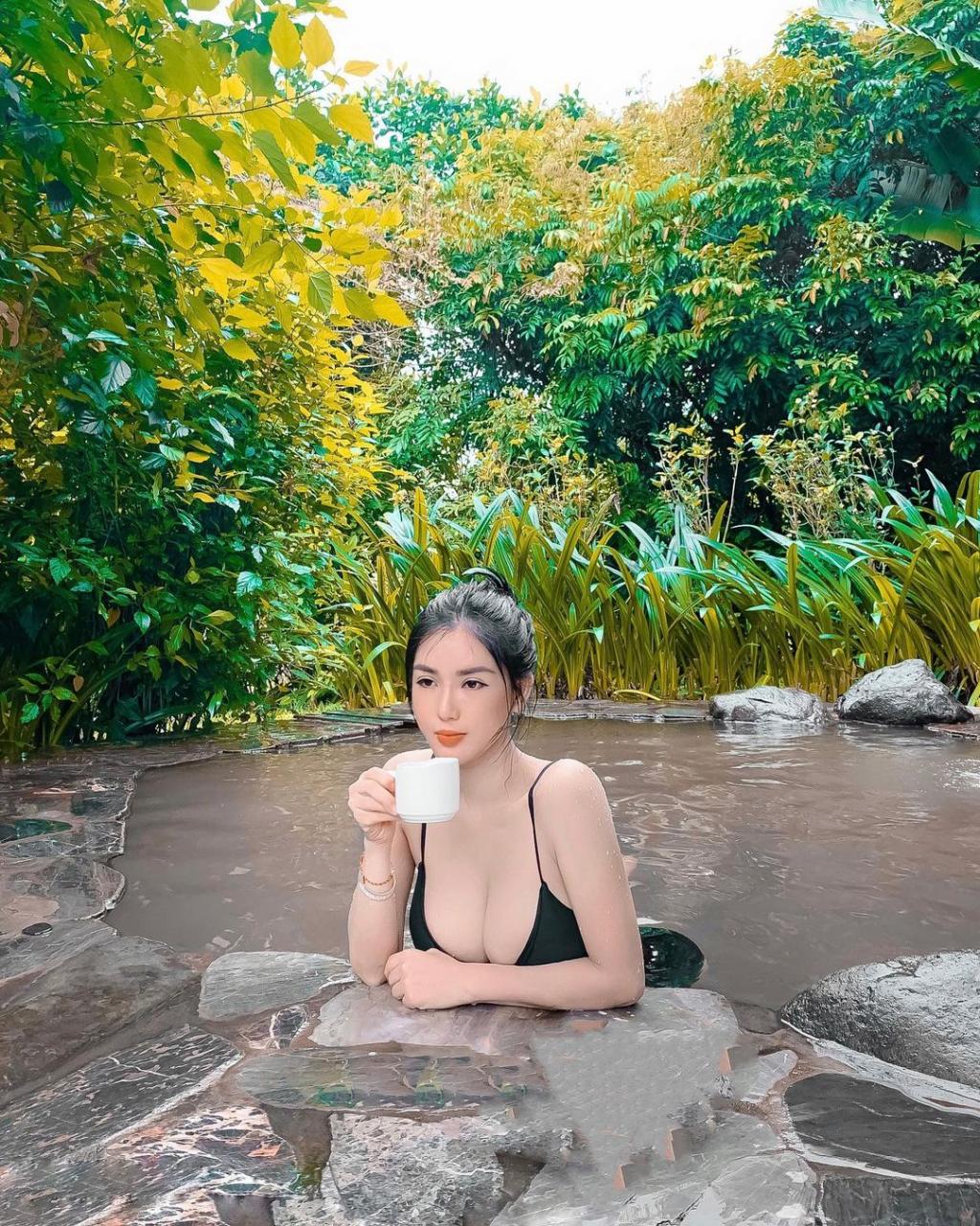 Trịnh Thu Trang – cô Trang siêu vòng 3 lại đăng ảnh khỏa thân gây “đỏ mặt”