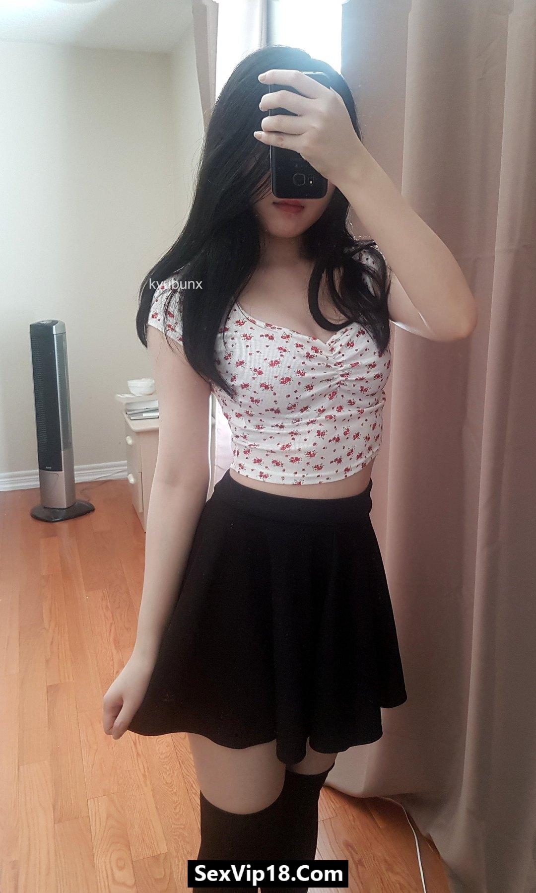 Ảnh sex gái xinh lồn không lông Onlyfans Kyubunx