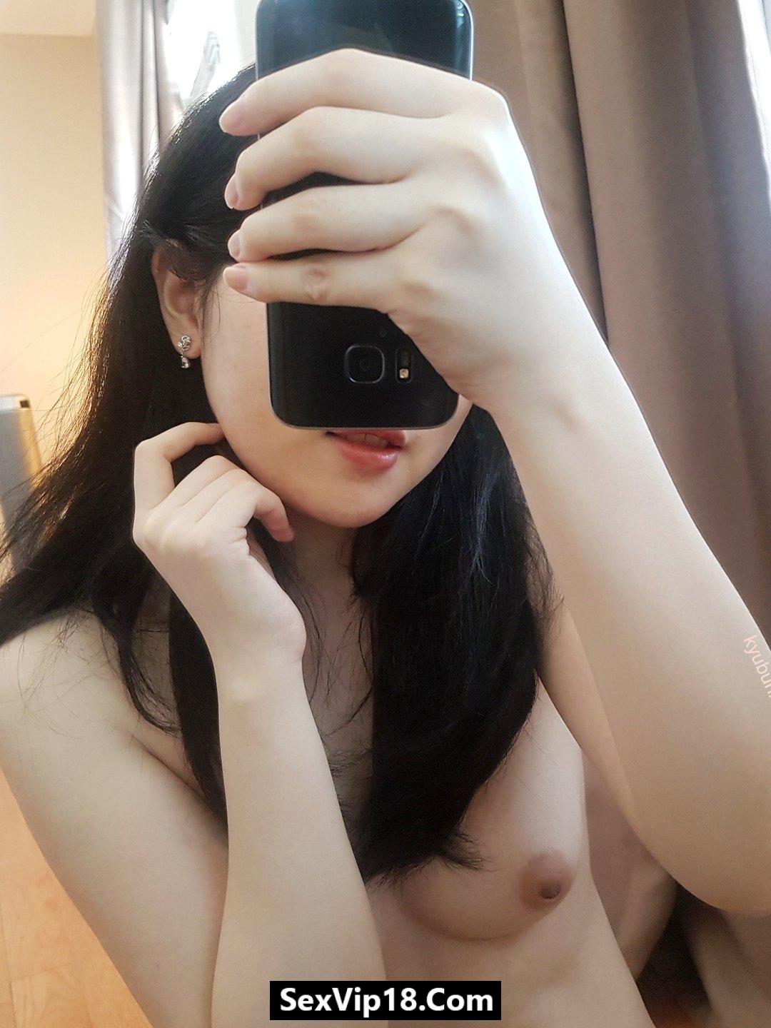 Ảnh sex gái xinh lồn không lông Onlyfans Kyubunx