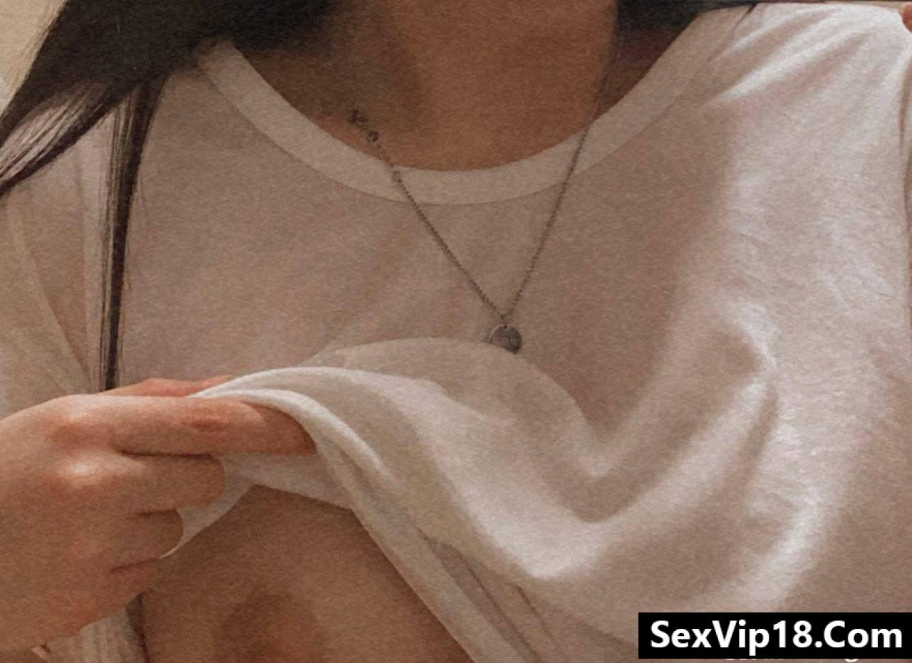 Ảnh sex nữ sinh Việt Nam khoe ngực ti hồng